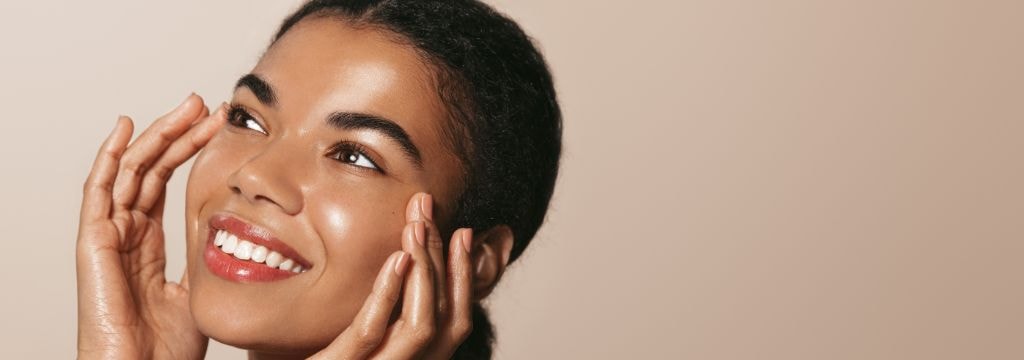 Jovem com a pele bonita ao manter os cuidados com a pele com os ingredientes certos